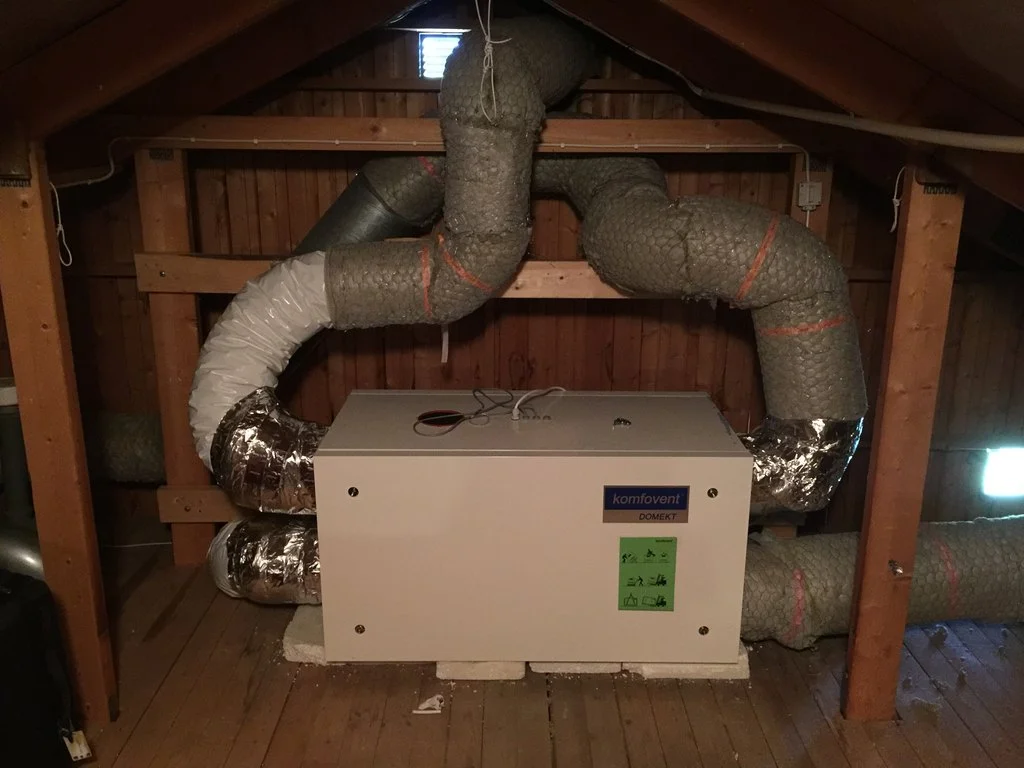 Bilden visar hur det ser ut efter att vi bytt ett gammalt FTX-aggregat TermaVent S40 mot ett nytt Komfovent Rego 600 på en kallvind.