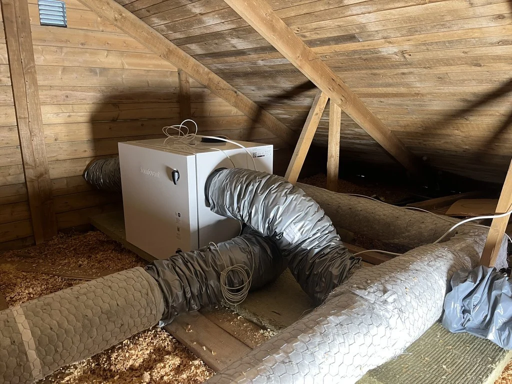 FTX aggregat placerat på kallvind för en installation av FTX ventilation i en villa utförd av Storstadens Ventilation AB