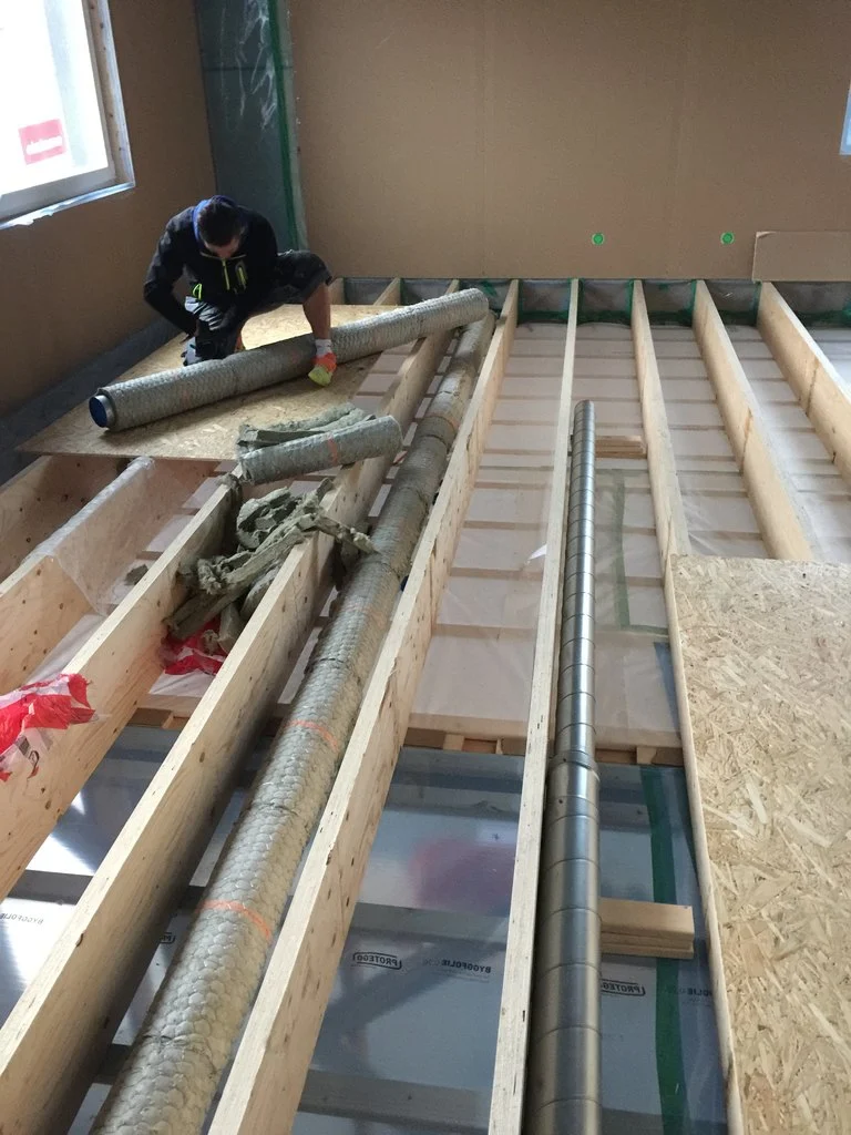 Ventilationskanaler monteras i golvbjälklaget för en FTX ventilationsinstallation