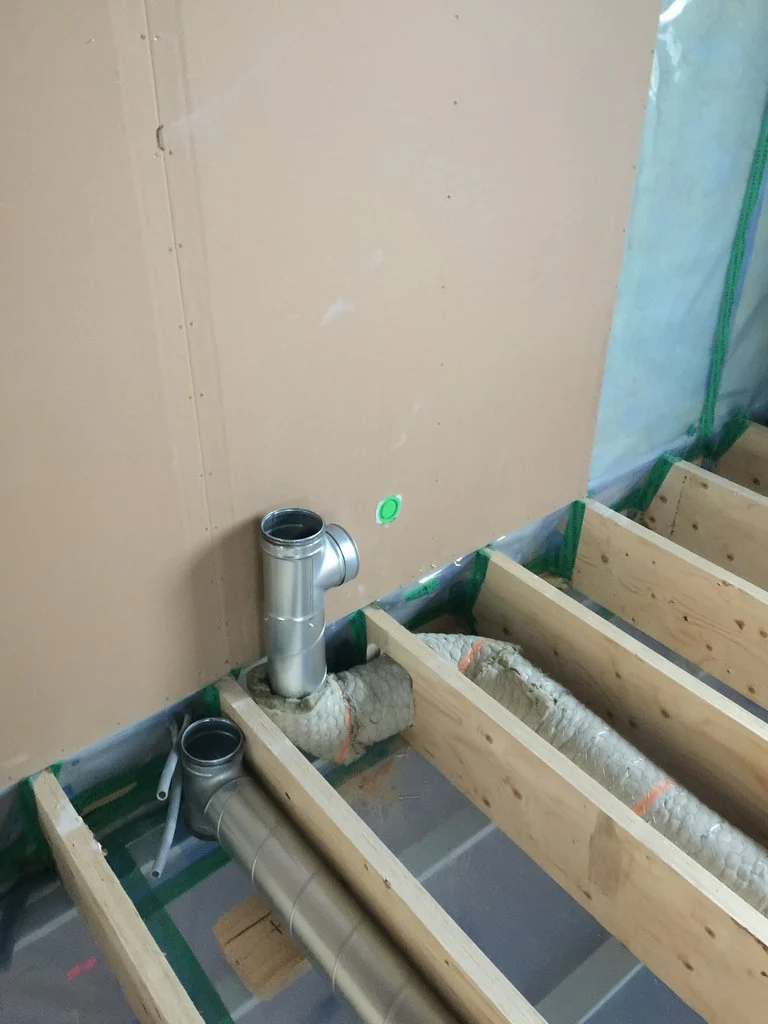Till- och frånluftskanaler för en FTX ventilation installeras i en villa