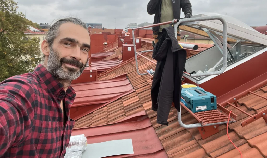 Miguel Annefalk är på ett tak hos en Brf med en av de anställda och inspekterar arbetet
