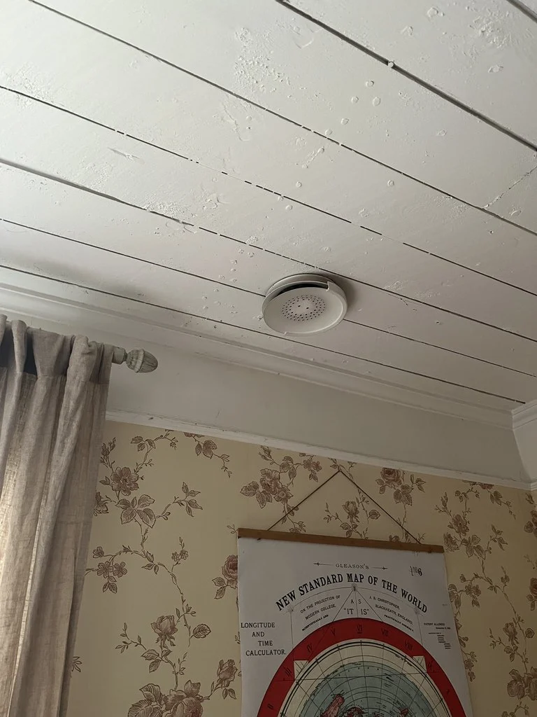 tilluftsventil radonsanering vardagsrum villa Takmonterad tilluftsventil i hus för ökat luftflöde i vardagsrum för radonsanering